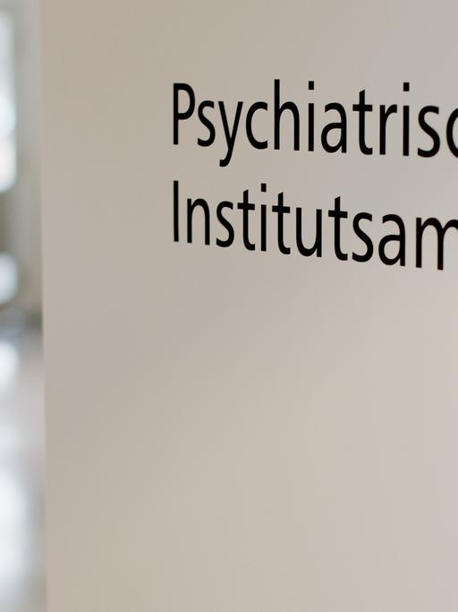 Eine Mitarbeiterin steht in der Psychiatrischen Institutsambulanz (PIA) an der Klinik für Psychiatrie und Psychotherapie am Klinikum Braunschweig.