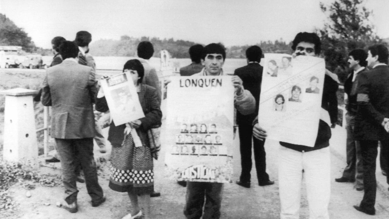 Vor der "Colonia Dignidad" Siedlung in Parral, knapp 400 Kilometer südlich von Santiago in Chile, demonstrieren am 5. Mai 1988 Angehörige von chilenischen Jugendlichen, die dort angeblich festgehalten werden.