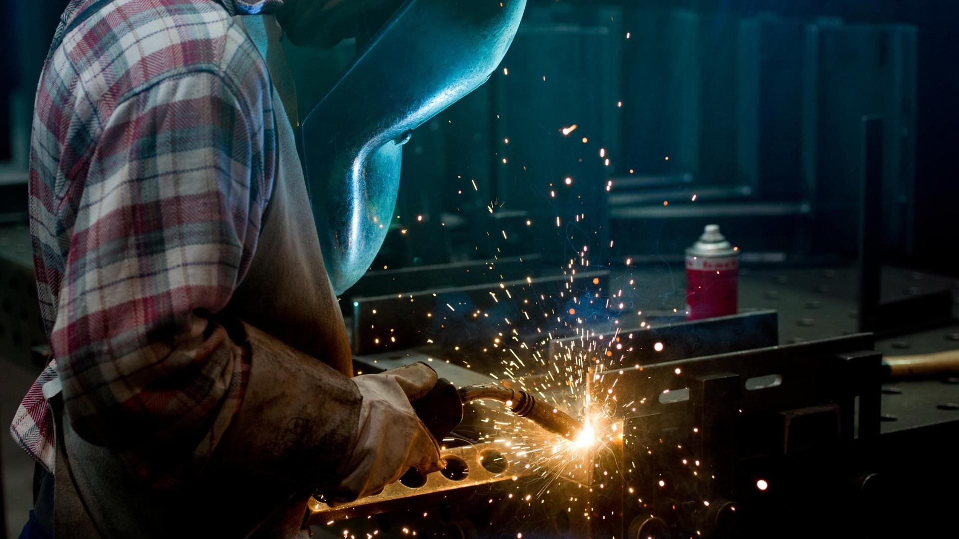 Ein Mitarbeiter der ThyssenKrupp Aufzugswerke schweißt in Neuhausen auf den Fildern (Baden-Württemberg) Metall