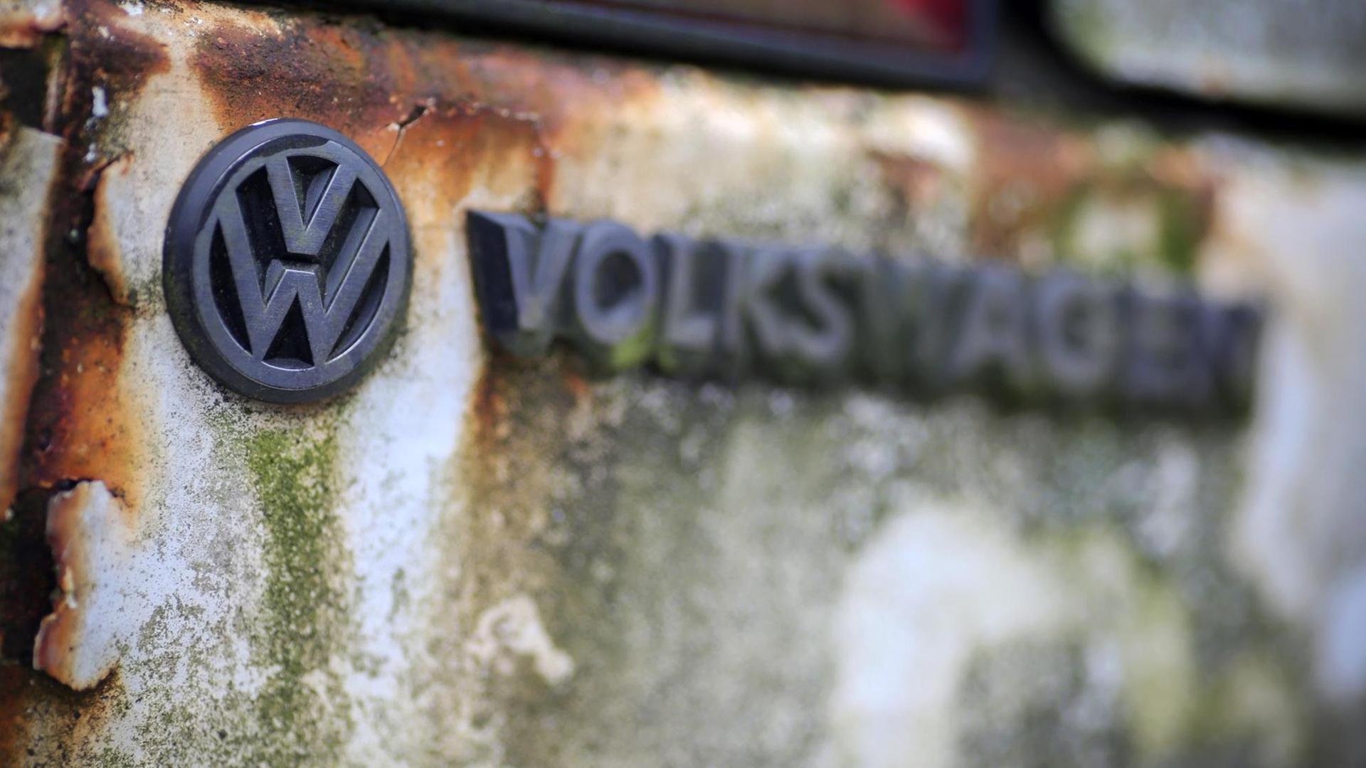 An einem alten Volkswagen (Golf) ist am 23.09.2015 auf einem Schrottplatz in Wiesbaden (Hessen) das Logo des Autokonzerns verwittert.