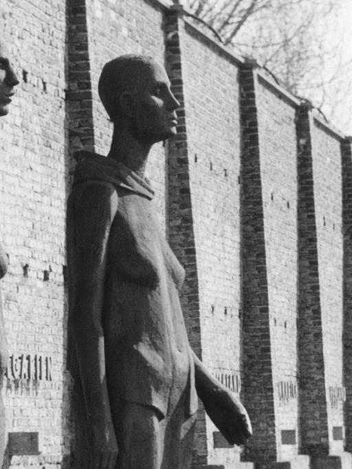 Zu sehen sind zwei weibliche Plastiken in der Gedenkstätte im ehemaligen Frauen-Konzentrationslager Ravensbrück in Brandenburg.