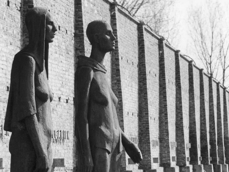 Zu sehen sind zwei weibliche Plastiken in der Gedenkstätte im ehemaligen Frauen-Konzentrationslager Ravensbrück in Brandenburg.