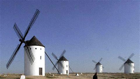Windmühlen in La Mancha. Auf der Bühne musste Don Quichotte sich durch Papierberge quälen.