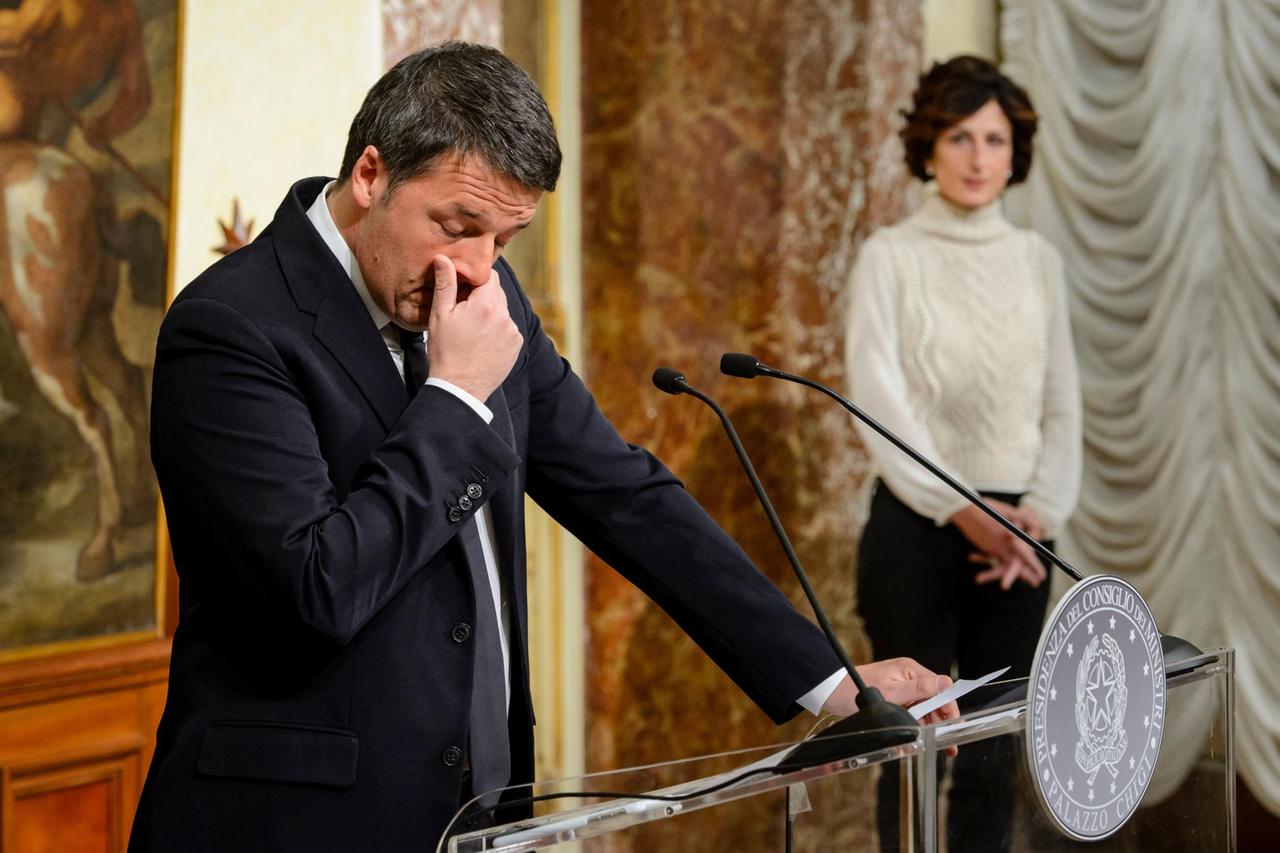 Der Ministerpräsident Italiens, Matteo Renzi, spricht im Palazzo Chigi in Rom. Im Hintergrund steht seine Lebensgefährtin, Agnese Landini.