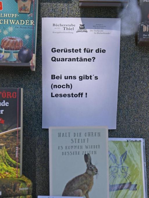 Im Schaufenster eines Buchladens in Bad Wörishofen steht ein Schild mit der Aufschrift: "Gerüstet für die Quarantäne? bei uns gibt's noch Lesestoff" - Halt die Ohren steif, es kommen wieder bessere Tage.