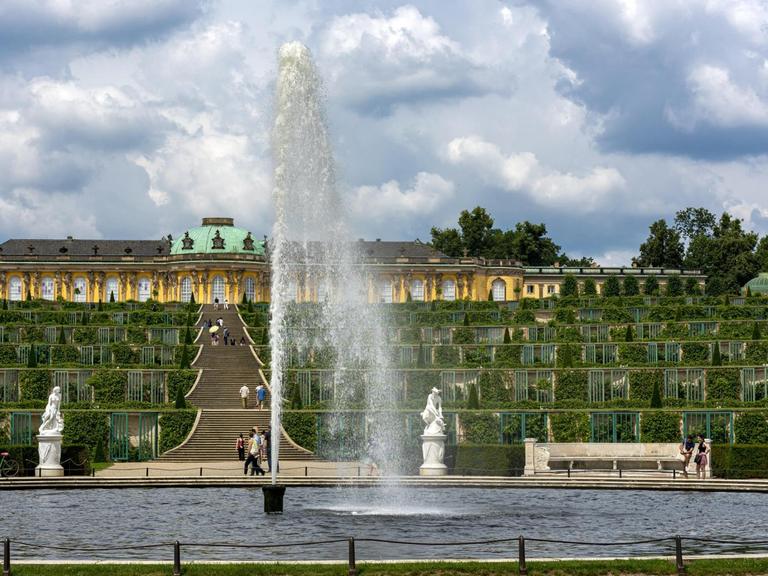 Große Fontäne fügen sich im Schlosspark Sanssouci harmonisch in die Parklandschaft.