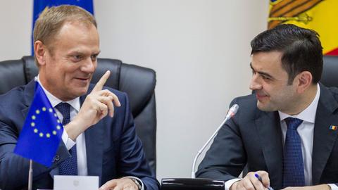 EU-Ratspräsident Donald Tusk bei einem Treffen mit den moldawischen Premierminister Chiril Gaburici in Chisinau.