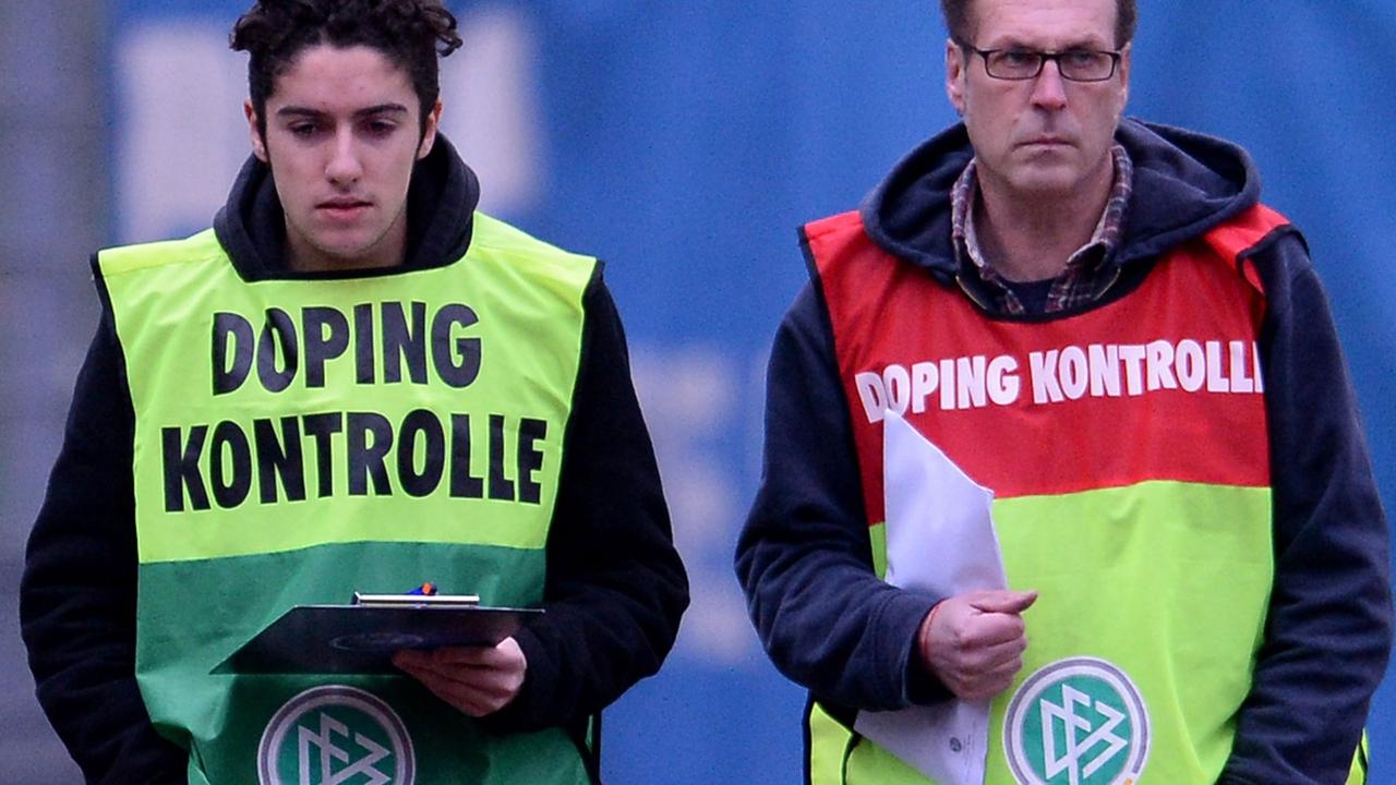 Mitarbeiter der Dopingkontrolle bei einem Fußballspiel