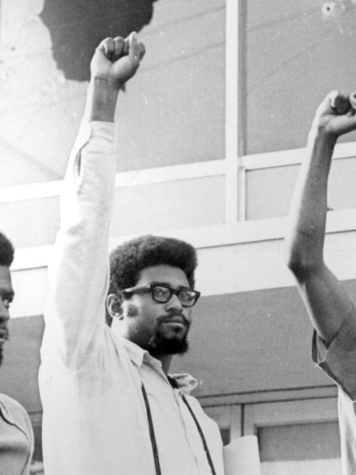 Drei Mitglieder der radikalen Befreiungsorganisation Black Panther auf dem Campus des Jackson State College in Mississippi am 21. Mai 1970.