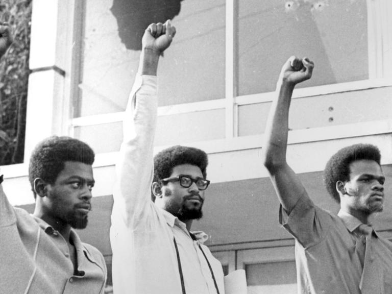 Drei Mitglieder der radikalen Befreiungsorganisation Black Panther auf dem Campus des Jackson State College in Mississippi am 21. Mai 1970.