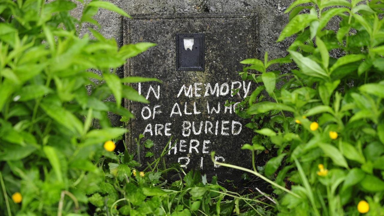Eine handgeschriebene Notiz auf einem Massengrab bei einem Heim für ledige Mütter und ihre Kinder des katholischen Bon-Secours-Orden im westirischen Tuam.