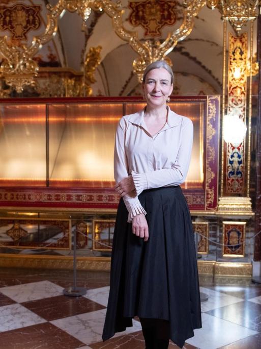Marion Ackermann, die Generaldirektorin der Staatlichen Kunstsammlungen Dresden, steht im Juwelenzimmer im Historischen Grünen Gewölbe im Dresdner Schloss der Staatlichen Kunstsammlungen Dresden.