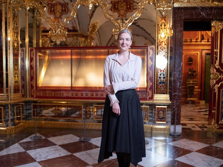 Marion Ackermann, die Generaldirektorin der Staatlichen Kunstsammlungen Dresden, steht im Juwelenzimmer im Historischen Grünen Gewölbe im Dresdner Schloss der Staatlichen Kunstsammlungen Dresden.