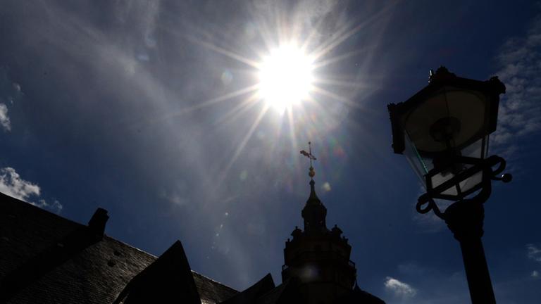 Blick auf die Nikolaikirche im Zentrum von Leipzig im Gegenlicht der gleißenden Sonne