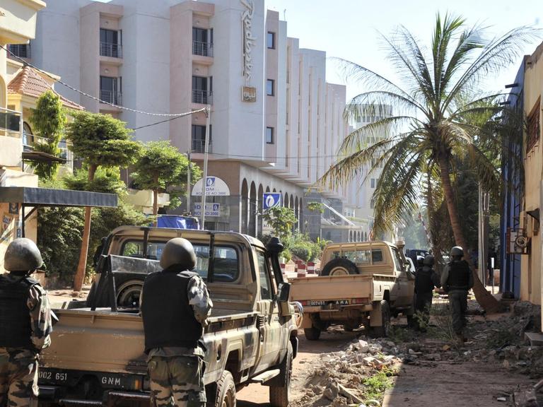 Einsatzkräfte vor dem Radisson Blu Hotel in Bamako.