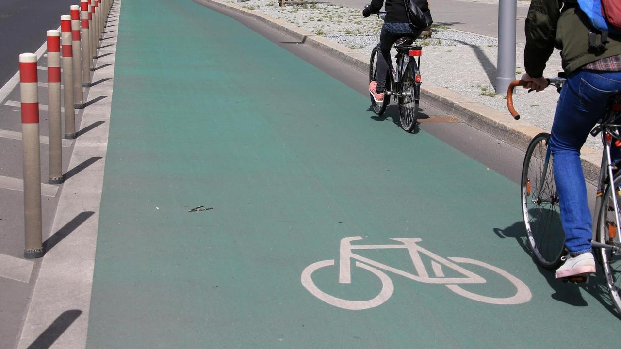 Grüner Fahrradweg auf der Holzmarkstrasse in Friedrichshain mit Absperrungen zum Autoverkehr