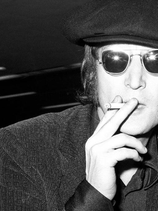 John Lennon am Flughafen in Heathrow
