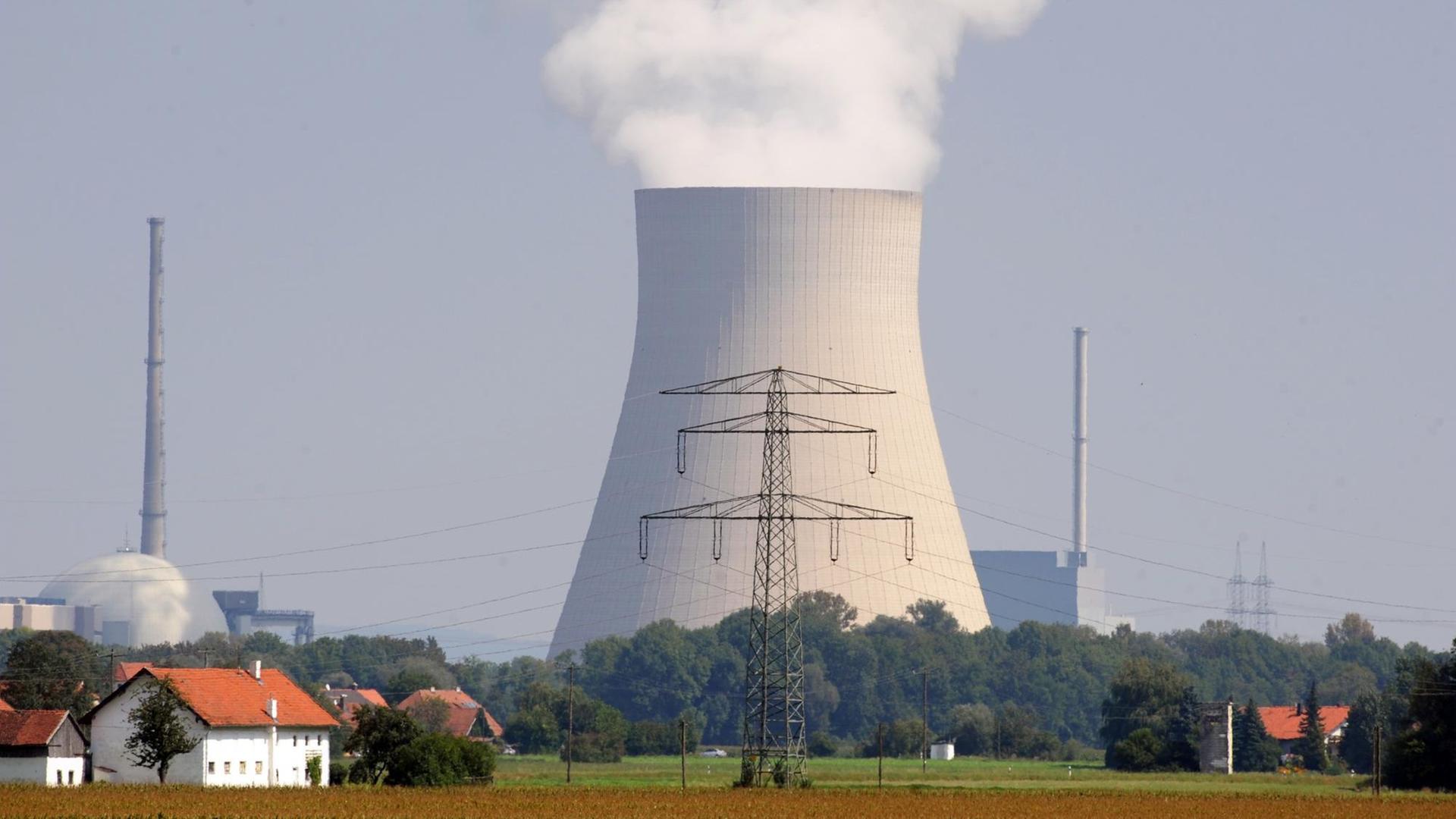 Atomkraftwerke Isar 1 und 2 mit dem Kühlturm nahe Essenbach (Niederbayern), aufgenommen am 25.08.2009. Foto: Armin Weigel dpa/lby +++(c) dpa - Report+++ | Verwendung weltweit