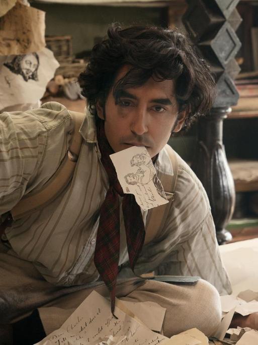 Filmszene: David Copperfield (Dev Patel) gibt sich alle Mühe, die Übersicht zu behalten.