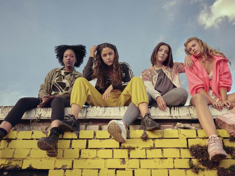Die vier Protagonistinnen aus der TNT-Serie "Para - Wir sind King" sitzen auf einer Mauer