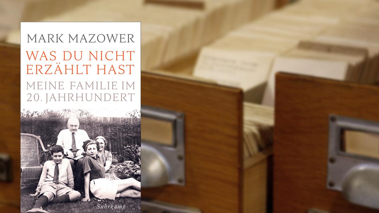 Buchcover "Was du nicht erzählt hast" von Mark Mazower, im Hintergrund Karteikästen in einer Bibliothek