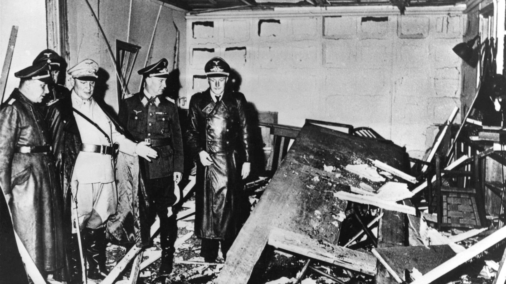 Widerstand im 3. Reich: Das Attentat vom 20. Juli 1944. Hermann Göring und Martin Bormann besichtigen das Führerhauptquartier nach dem Attentat.