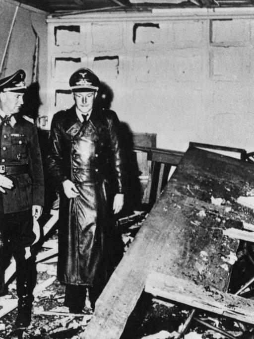 Widerstand im 3. Reich: Das Attentat vom 20. Juli 1944. Hermann Göring und Martin Bormann besichtigen das Führerhauptquartier nach dem Attentat. Widerstand im 3. Reich: Das Attentat vom 20. Juli 1944. Hermann Göring und Martin Bormann besichtigen das Führerhauptquartier nach dem Attentat.
