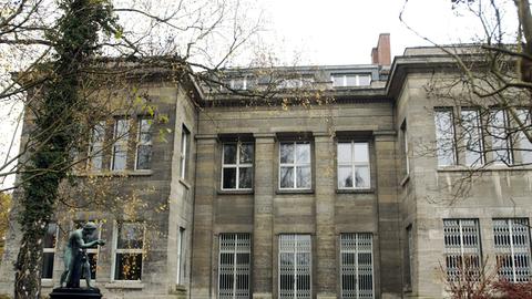Blick auf das Wiegand-Haus (erbaut 1911/12 vom Architekten Peter Behrens), Sitz der Zentrale des Deutschen Archäologischen Instituts (DAI), in Berlin-Dahlem, Podbielskiallee, aufgenommen am 27.11.2001. Den Bau des Hauses gab Theodor Wiegand, der erfolgreiche Ausgräber von Priene, Milet, Didyma und Amos, in Auftrag. Das Deutsche Archäologische Institut ist eine der ältesten deutschen Forschungsinstitutionen. Es wurde im April 1829 in Rom von einem Freundeskreis aus Gelehrten, Künstlern und Diplomaten als "Instituto di corrispondenza archeologica" gegründet, um die Denkmäler der antiken Kunst, der Epigraphik und der Topographie bekanntzumachen und zu erforschen. 1833 übersiedelte die Leitung des Instituts nach Berlin, 1859 übernahm Preußen die Finanzierung, 1874 wurde es Reichsinstitut. Der Schwerpunkt der Tätigkeit liegt traditionell in den Ländern des Mittelmeerraumes und des Vorderen Orients.