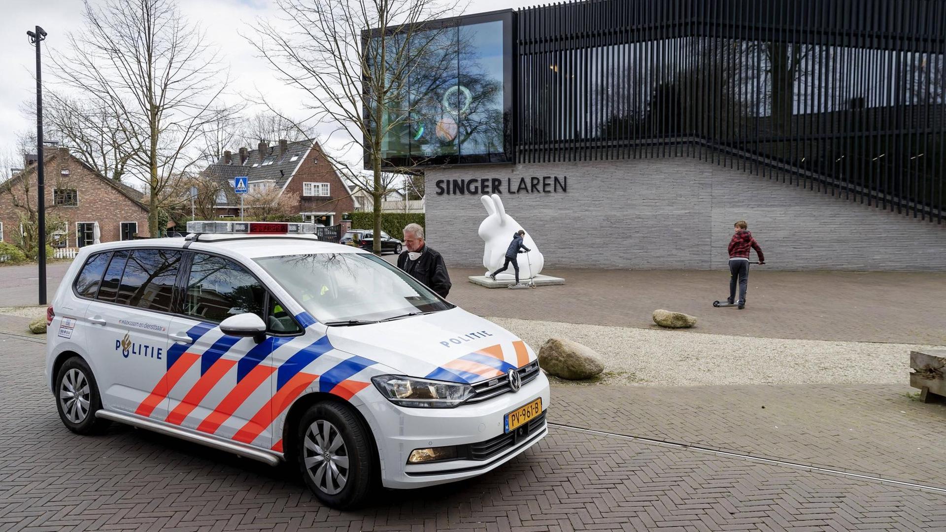 Ein Polizeiwagen steht vor dem Museum Singer Laren in den Niederlanden. Im März 2020 wurde aus dem Museum ein Van Gogh-Gemälde gestohlen.