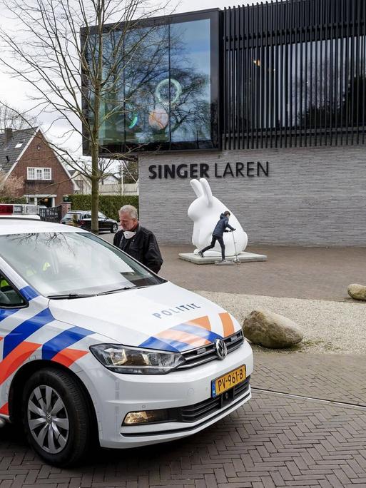Ein Polizeiwagen steht vor dem Museum Singer Laren in den Niederlanden. Im März 2020 wurde aus dem Museum ein Van Gogh-Gemälde gestohlen.