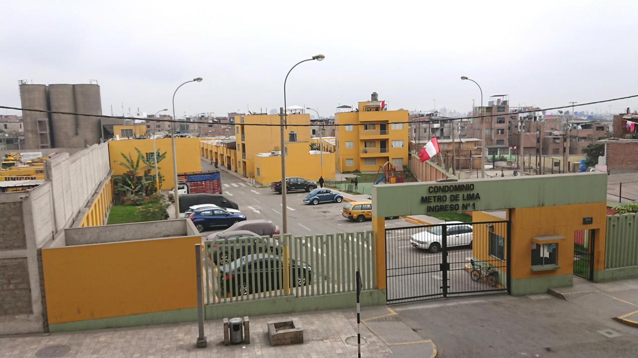 Die 42 Familien der Siedlergemeinschaft Asociación Virgen del Carmen wohnen nun in neuen, gelben Häusern nahe der neuen Bahn-Linie von Lima.