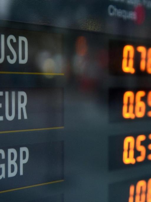 Wechselkurse von Dollar, Euro und britischem Pfund vor dem "Brexit"-Referendum am 23.6.2016 auf einer Anzeigetafel im australischen Sydney