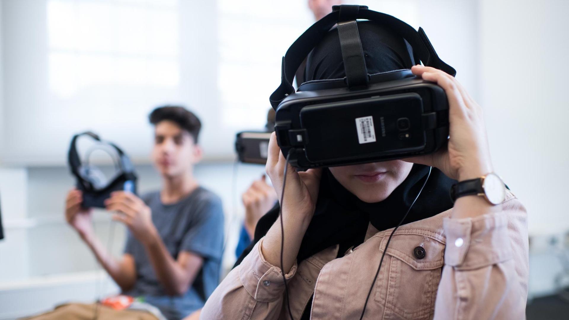 Schülerinnen und Schüler mit einer Virtual-Reality-Brille
