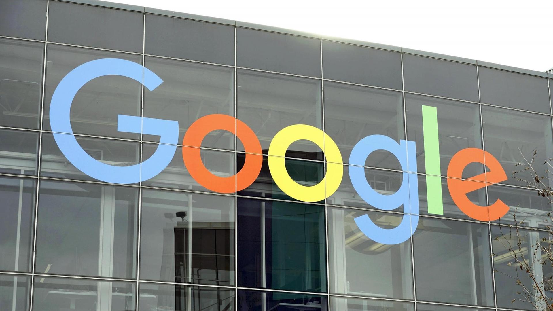 Das Logo von Google an der Fassade des Hauptsitzes des Mutterkonzerns Alphabet