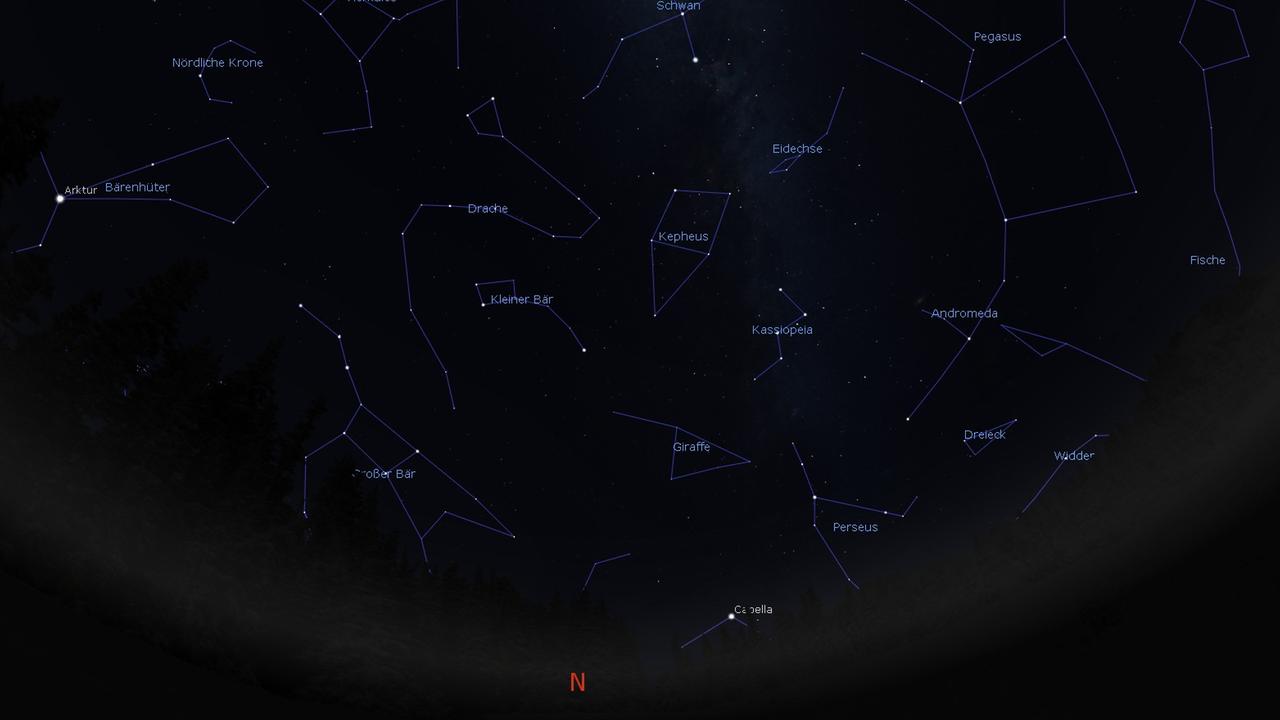  Das Sternbild Cassiopeia steht am späten Abend am Nordosthimmel 