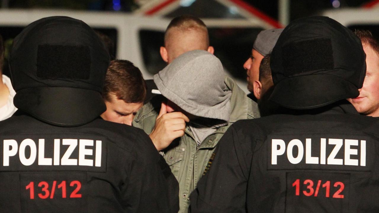 Polizeikräfte kesseln am 28.08.2015 in Heidenau (Sachsen) etwa 100 Rechte ein. Diese hatten sich am Abend, nach einem friedlichen Willkommensfest für Flüchtlinge, gegenüber dem Notquartier für Asylsuchende an einem Supermarkt versammelt.
