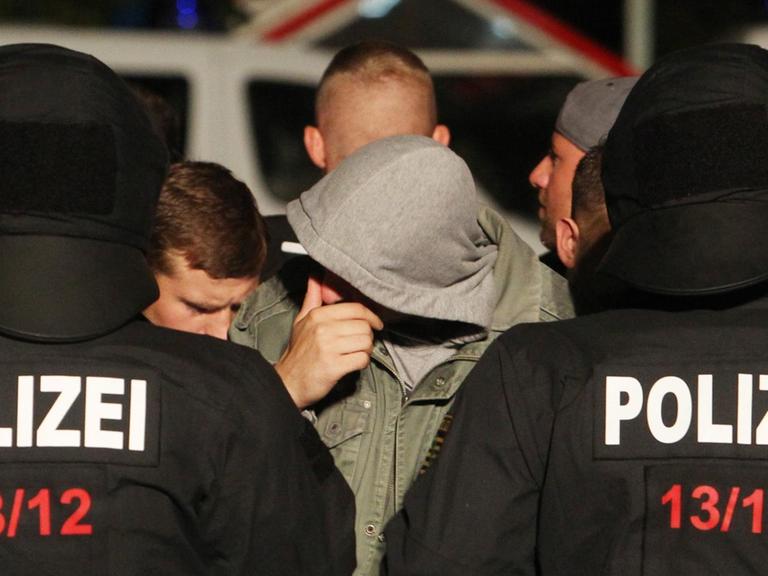 Polizeikräfte kesseln am 28.08.2015 in Heidenau (Sachsen) etwa 100 Rechte ein. Diese hatten sich am Abend, nach einem friedlichen Willkommensfest für Flüchtlinge, gegenüber dem Notquartier für Asylsuchende an einem Supermarkt versammelt.
