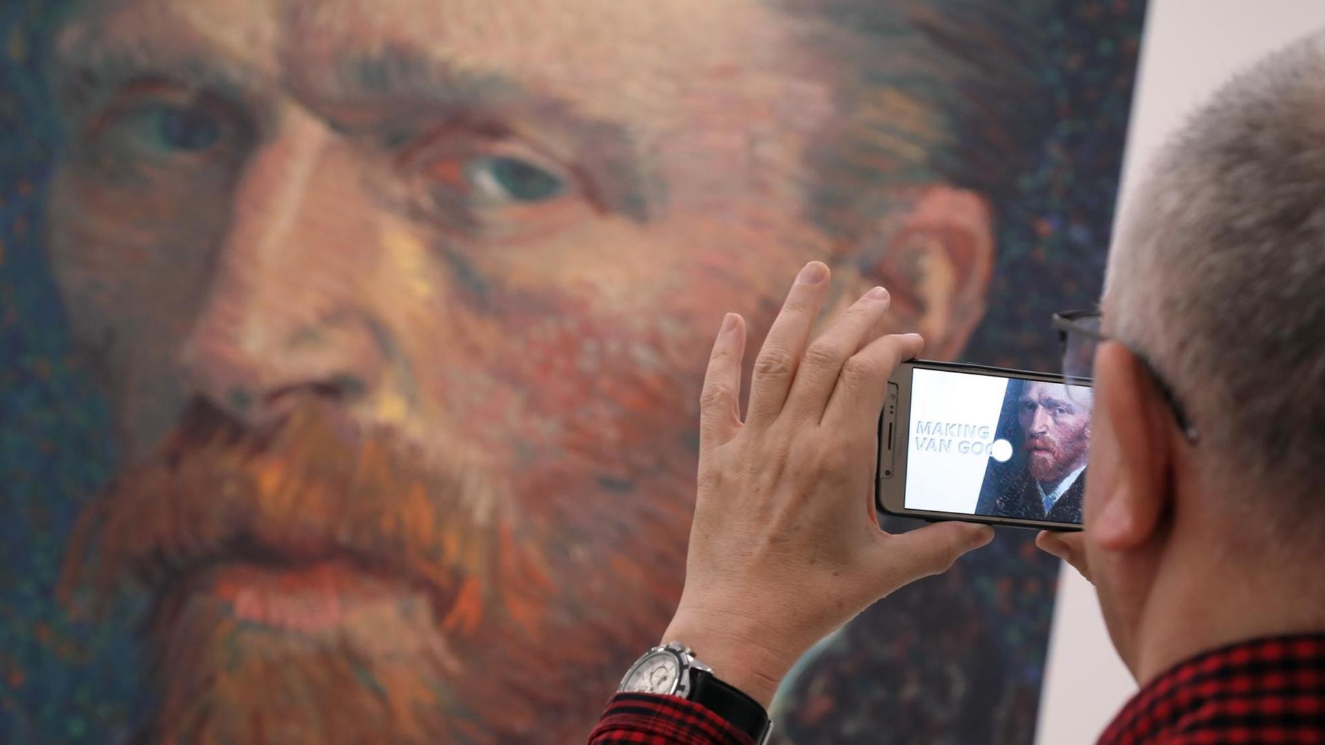 Ein Besucher fotografiert ein Portät von Vincent Van Gogh in der Ausstellung "Making Van Gogh" auf seinem Smartphone. Die Ausstellung im Staedel Museum in Frankfurt untersucht die Bedeutung von Vincent van Gogh in der Moderne.