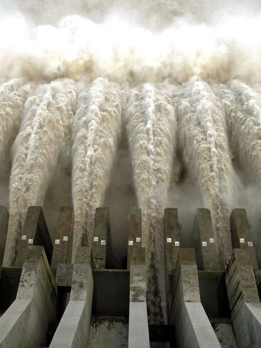 Drei-Schluchten-Damm in China: Die Schleusen sind am 30.7.2007 geöffnet, um Wasser abzulassen.