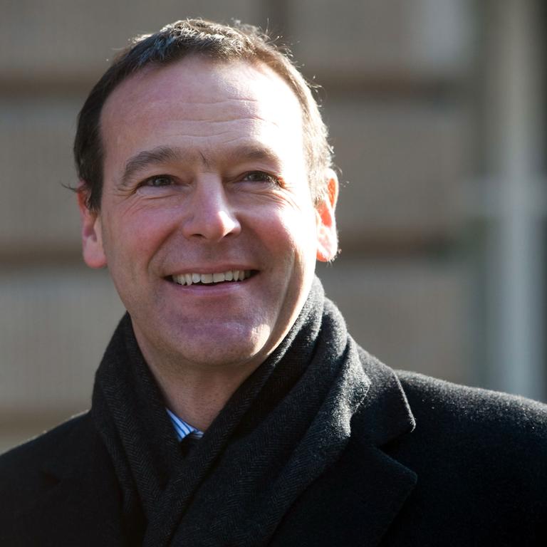 Der britische Botschafter in Deutschland, Simon McDonald, posiert am 08.02.2012 lächelnd in Berlin.
