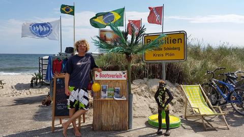 Oli Lütten gibt in seiner Schule "Wassersport Brasilien" unter anderem Surfkurse.