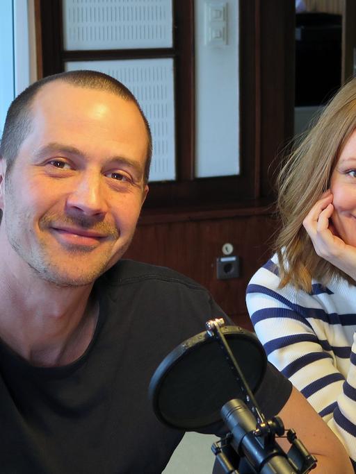 Das Schauspielerpaar Barnaby Metschurat (l.) und Lavinia Wilson im Studio von Deutschlandradio Kultur