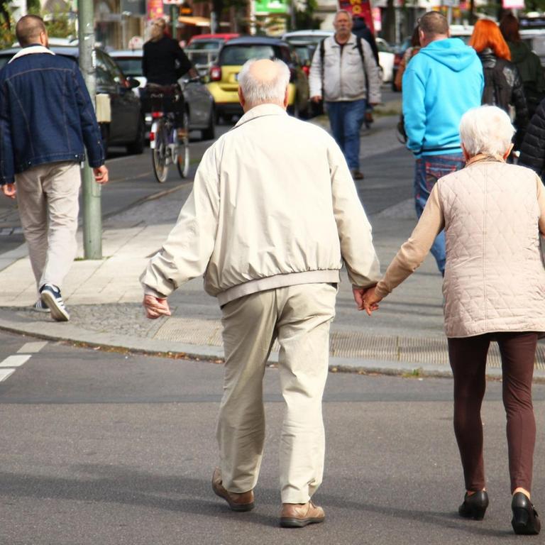 Ein Rentner und eine Rentnerin überquerten in Berlin-Zehlendorf eine Straße.