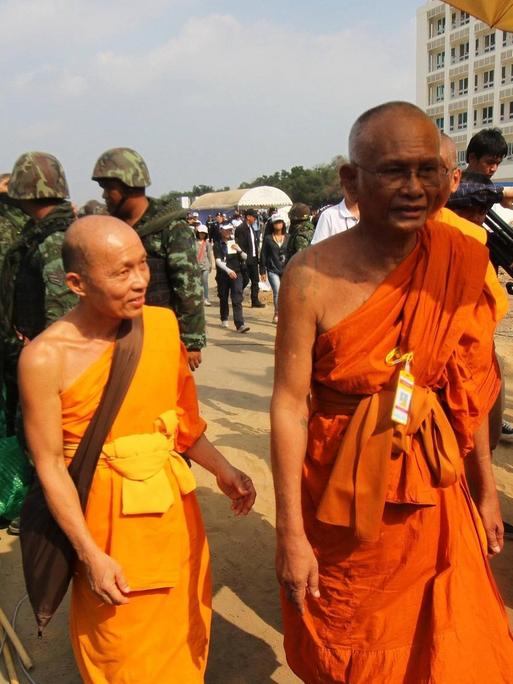Polizisten und Mönche bei der Durchsuchung des Wat Phra Dhammakaya in Bangkok im März 2017