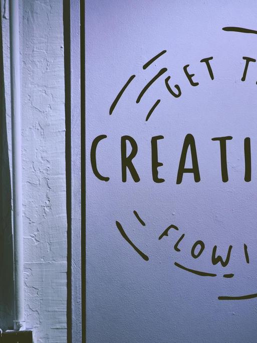 "Get the Creativity flowing" (Lass die Kreativität fließen) steht an einer Wand.