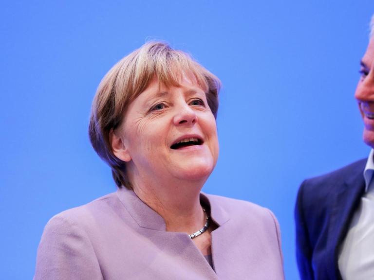 Bundeskanzlerin Angela Merkel (CDU) nimmt am 05.12.2016 in Essen (Nordrhein-Westfalen) vor dem CDU Bundesparteitag an der Sitzung des Bundesvorstands zusammen mit CDU-Generalsekretär Peter Tauber (l) und dem Landesvorsitzender der CDU Baden- Württemberg, Thomas Strobl (r) teil.