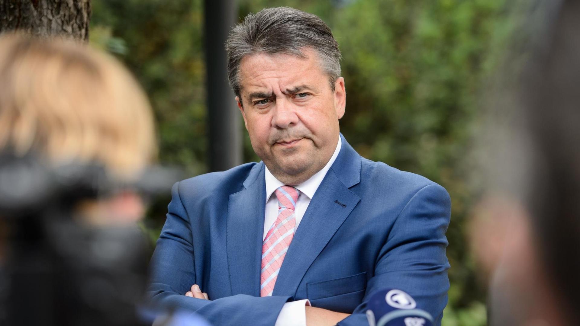 Bundesaußenminister Sigmar Gabriel (SPD) spricht am 05.06.2017 in Ankara (Türkei) während eines Hintergrundgesprächs im Rahmen einer eintägigen Türkei-Reise mit Journalisten.