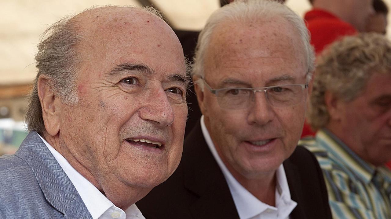 Sepp Blatter und Franz Beckenbauer unterhalten sich auf einer Veranstaltung im Jahr 2014