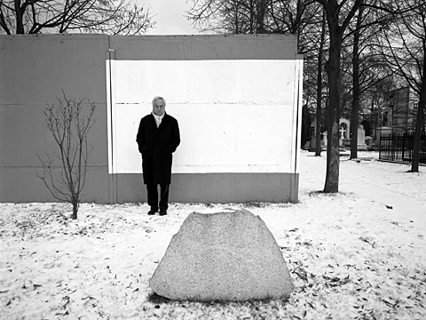 Cees Nooteboom auf dem Invalidenfriedhof in Berlin
