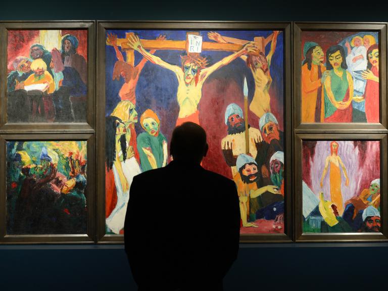 Ein Mann steht am im Städel Museum in Frankfurt am Main vor Emil Noldes Meisterwerk "Das Leben Christi (1911/12)".